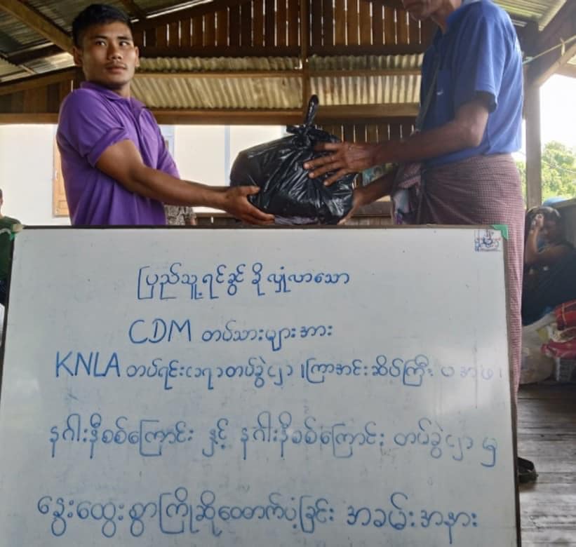 အလင်းဝင်လာသည့် တပ်သားများအား တွေ့ရစဉ်၊ ဓာတ်ပုံ - ကြာအင်းဆိပ်ကြီး (ပအဖ)