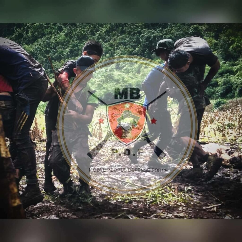 မိုးဗြဲပြည်သူ့ကာကွယ်ရေးတပ်(MBPDF)မှ ရဲဘော်များ စစ်ရေးလေ့ကျင့်နေစဥ်၊ ဓာတ်ပုံ - MBPDF