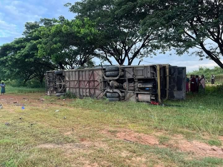 (ယာဥ်တိမ်းမှောက်မှုဖြစ်ပွားပြီးနောက် တွေ့ရစဥ်။ ဓါတ်ပုံ-CJ)