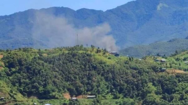 ( ရိခေါ်ဒါရ်မြို့ အမှတ် ( ၂ )ရပ်ကွက်မီး​လောင်​နေသည်ကို အ​ဝေးမှတွ့ရစဥ် ။ ။ဓါတ်ပုံ-CJ)