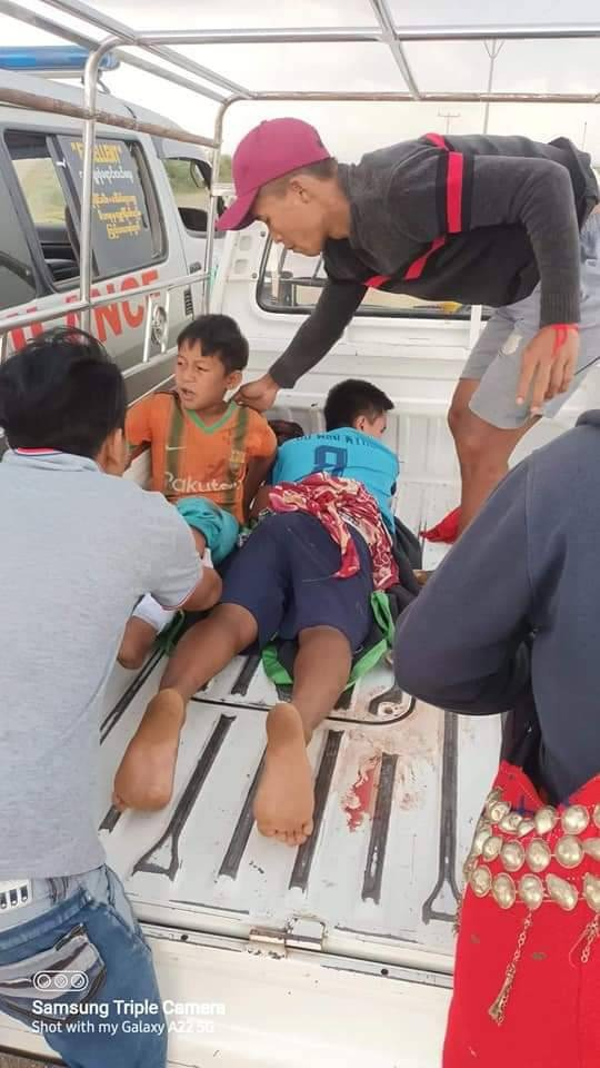 ဒဏ်ရာရရှိသူများအား ကုသရန်ပို့ဆောင်နေစဥ်၊ ဓာတ်ပုံ - ရွှေလွိုင်ကော်ပရဟိတအသင်း