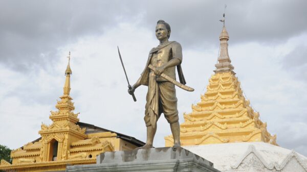 ငါ့သရောက်ဒေသကနေ နယ်ချဲအင်္ဂလိပ်ကိုတော်လှန်ခဲ့တဲ့ ပုဂံဗိုလ်ချိုရုပ်ထုကို တွေ့ရစဉ်