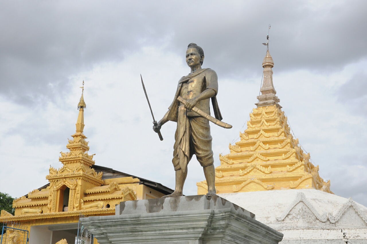 ငါ့သရောက်ဒေသကနေ နယ်ချဲအင်္ဂလိပ်ကိုတော်လှန်ခဲ့တဲ့ ပုဂံဗိုလ်ချိုရုပ်ထုကို တွေ့ရစဉ်