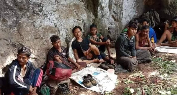 (KNLA တပ်ဖွဲ့ထံအလင်းဝင်​သောစစ်​ကောင်စီတပ်သားများနှင့် လက်နက်ချအညံ့ခံခဲ့ကြသော စစ်ကောင်စီတပ်သားများ၊ ဓာတ်ပုံ - နဂါးနီစစ်ကြောင်း/​​ကော်ဘရာစစ်​ကြောင်း)