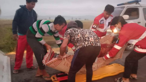 ဒဏ်ရာရရှိသူများအား ကုသရန်ပို့ဆောင်နေစဥ်၊ ဓာတ်ပုံ - ရွှေလွိုင်ကော်(ကယား) ပရဟိတအသင်း