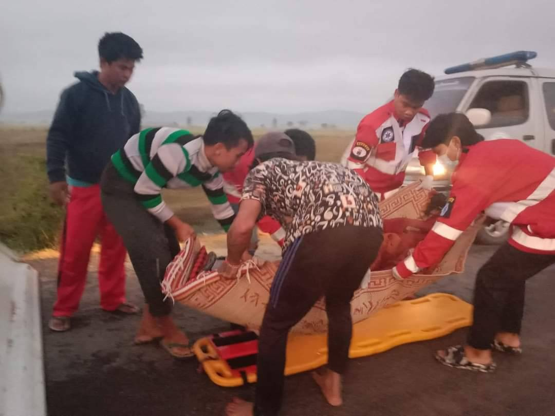ဒဏ်ရာရရှိသူများအား ကုသရန်ပို့ဆောင်နေစဥ်၊ ဓာတ်ပုံ - ရွှေလွိုင်ကော်(ကယား) ပရဟိတအသင်း