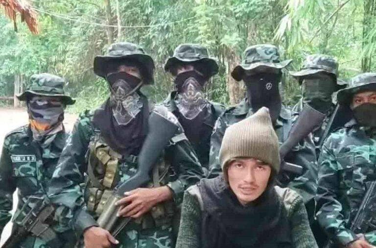 ရေးဘီးလူး အဖွဲ့ခေါင်းဆောင်နဲ့တပ်ဖွဲ့ဝင်များ ။ဓါတ်ပုံ-ရေးဘီးလူး