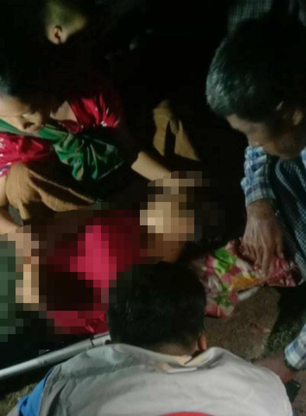 (ဒဏ်ရာရရှိသည့် ဒေသခံများအား တွေ့ရစဉ်၊ ဓာတ်ပုံ - CJ)