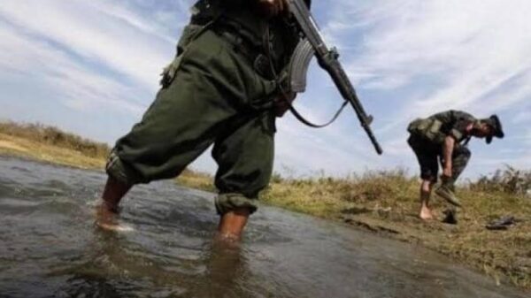 (ကေအိုင်အေ တပ်သားနှစ်ဦးကို လိုင်ဇာအနီးတွေ့ရစဉ်။ ဓာတ်ပုံ - ရိုက်တာ)