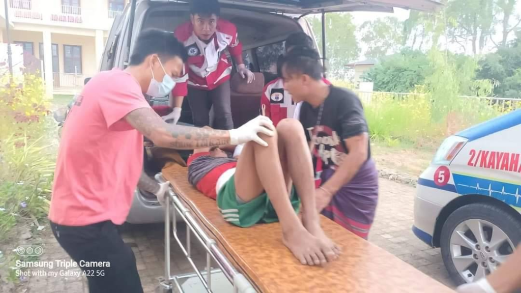 ဒဏ်ရာရရှိသူများအား ကုသရန်ပို့ဆောင်နေစဥ်၊ ဓာတ်ပုံ - ရွှေလွိုင်ကော်ပရဟိတအသင်း