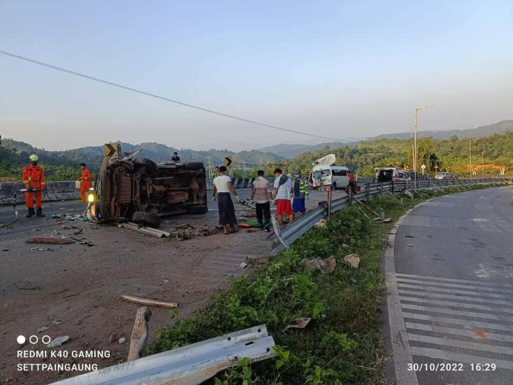 ယာဉ်တိုက်မှုဖြစ်ပြီးနောက် ကယ်ဆယ်ရေးလုပ်တောင်နေစဉ်၊ ဓာတ်ပုံ - CJ