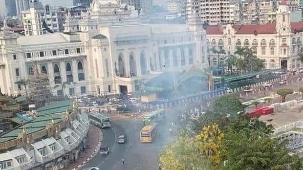 (ရန်ကုန်မြို့တော်ခန်းမရှေ့ မြို့တော်ဝန်သင်္ကြန်မဏ္ဍပ်အနီး ဧပြီ ၈ ရက် ညနေက ဗုံးပေါက်ကွဲခဲ့စဥ်၊ ဓာတ်ပုံ - CJ)
