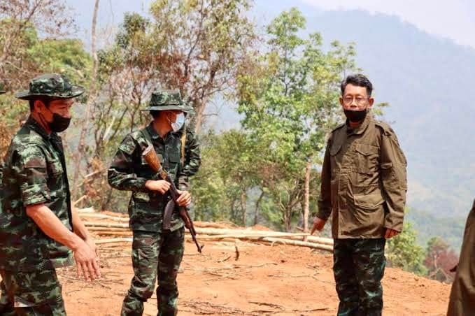 (ကာကွယ်ရေးဝန်ကြီးဌာန ပြည်ထောင်စုဝန်ကြီး ဦးရည်မွန် PDF စခန်းရှေ့တန်းတစ်နေရာသို့ သွားရောက် ကြည့်ရှု့နေစဉ်)