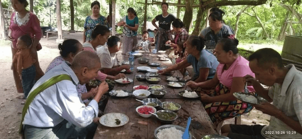 စစ်ဘေးရှောင်များအား တွေ့ရစဥ်