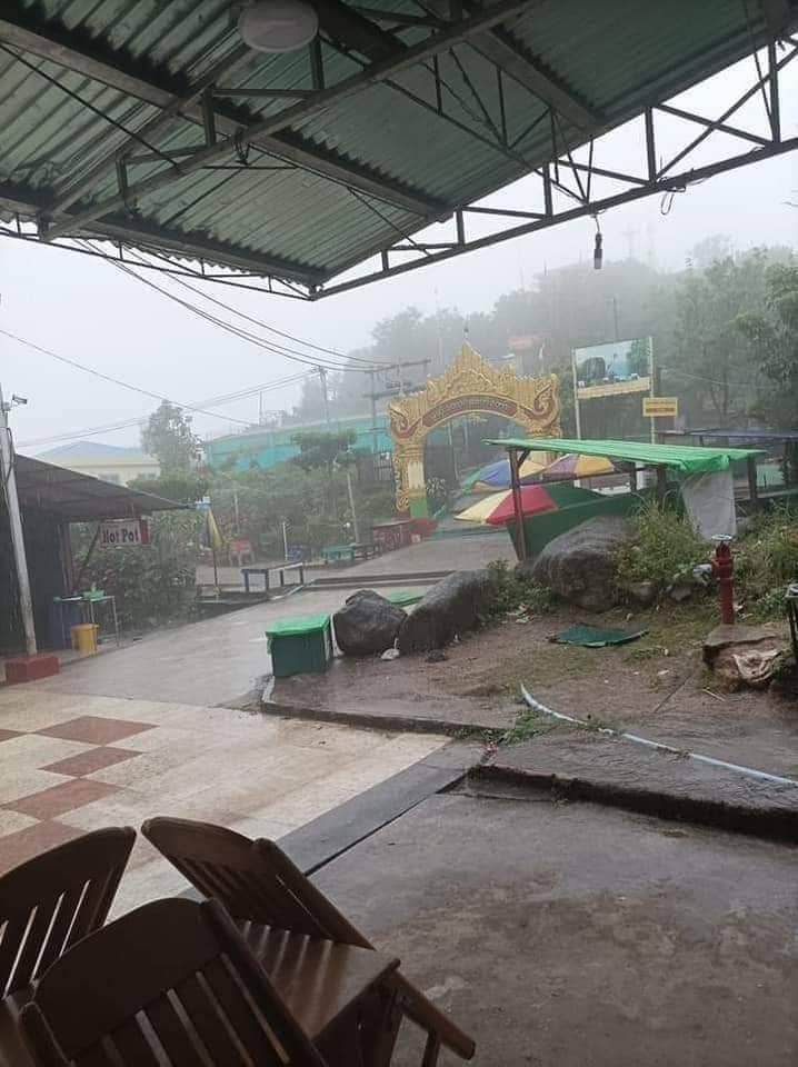 (ကျိုက်ထီးရိုးတောင်ပေါ် ထမင်းဆိုင်တန်းတွင်ဘုရားဖူးဧည့်သည်များမရှိဘဲ ရှင်းလင်းနေသည်ကိုအောက်တိုဘာလနောက်ဆုံးပါတ်ကတွေ့ရစဥ်။ ။ဓါတ်ပုံ-CJ)