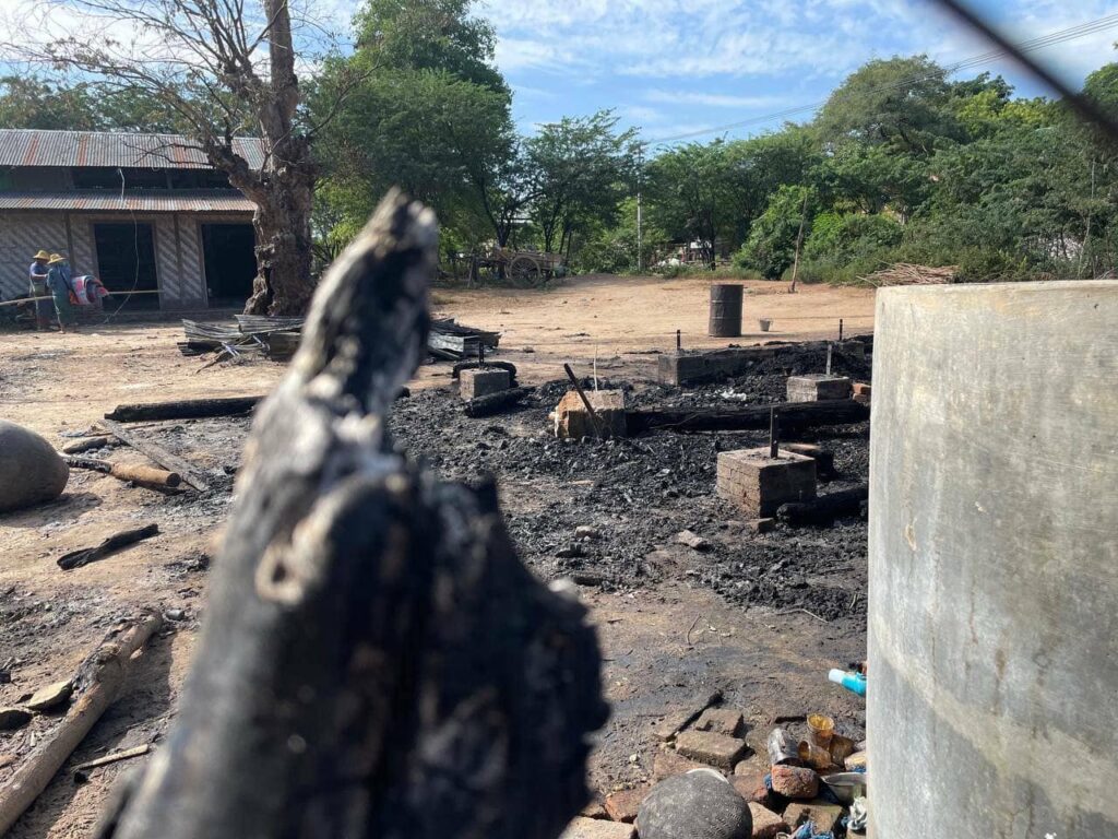 လက်နက်ကြီးကျည်ကျ၍ ပျက်စီးသွားသော ငါးပိအိုးရွာရှိ နေအိမ်နှစ်လုံး၊ ဓာတ်ပုံ-Cj