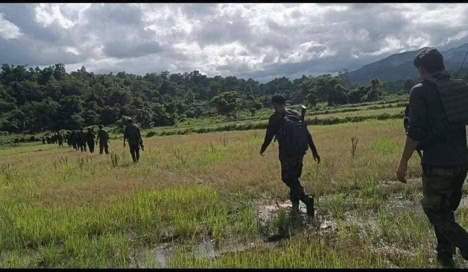 တမူး PDF မှ ရဲဘော်များအား တွေ့ရစဉ်၊ ဓာတ်ပုံ - တမူး PDF