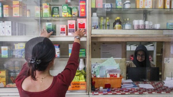ကျောက်ကပ်ပျက်လို့ ကလေး ၉၉ ဦးသေခဲ့တဲ့နောက် အင်ဒိုနီးရှားမှာ သောက်ဆေးအရည်တွေ ရောင်းချခွင့် ဆိုင်းငံ့ထား