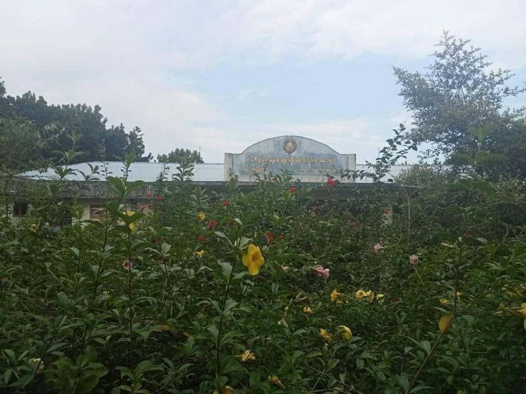 လက်နက်ကြီးပစ်ခတ်မှုကြောင့် တိုက်နယ်ဆေးရုံဝန်ထမ်းများနှင့် လူနာများ ဘေးလွတ်ရာထွက်ပြေး