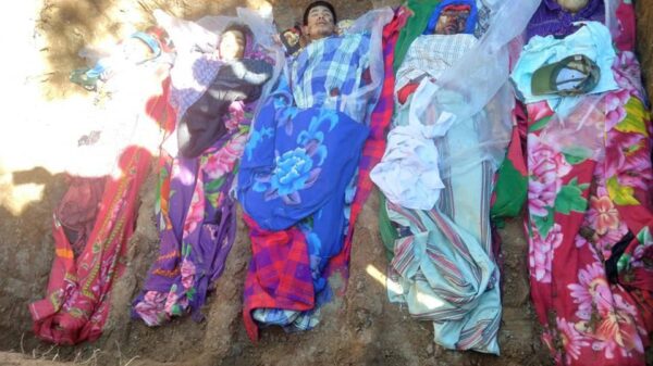 (ကျဆုံးရဲဘော်များအား မြေမြုပ်သင်္ဂြိုလ်နေစဥ်။ ။ဓာတ်ပုံ-မြိုင်ပကဖ)