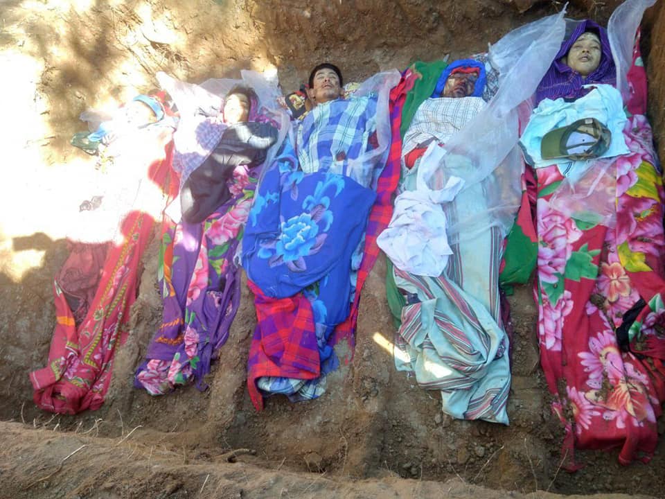 (ကျဆုံးရဲဘော်များအား မြေမြုပ်သင်္ဂြိုလ်နေစဥ်။ ။ဓာတ်ပုံ-မြိုင်ပကဖ)