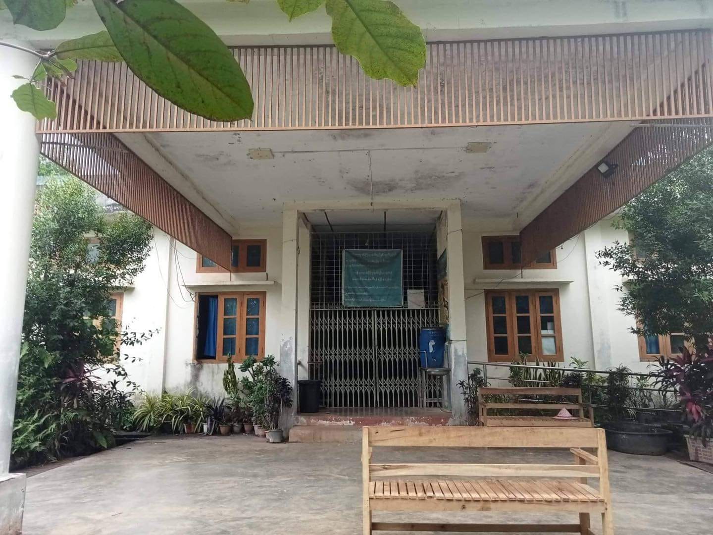 လက်နက်ကြီးပစ်ခတ်မှုကြောင့် တိုက်နယ်ဆေးရုံဝန်ထမ်းများနှင့် လူနာများ ဘေးလွတ်ရာထွက်ပြေး