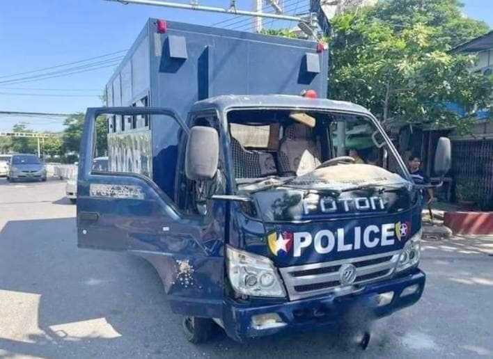 ဗုံးပစ်သွင်းတိုက်ခိုက်ခံရ​​သောအချုပ်ကား ။ ။ဓါတ်ပုံ-CJ