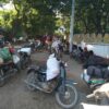 စစ်ဘေးရှောင်နေရသော မြောင်နယ်ဒေသခံများအား တွေ့ရစဥ်၊ ဓာတ်ပုံ - CJ