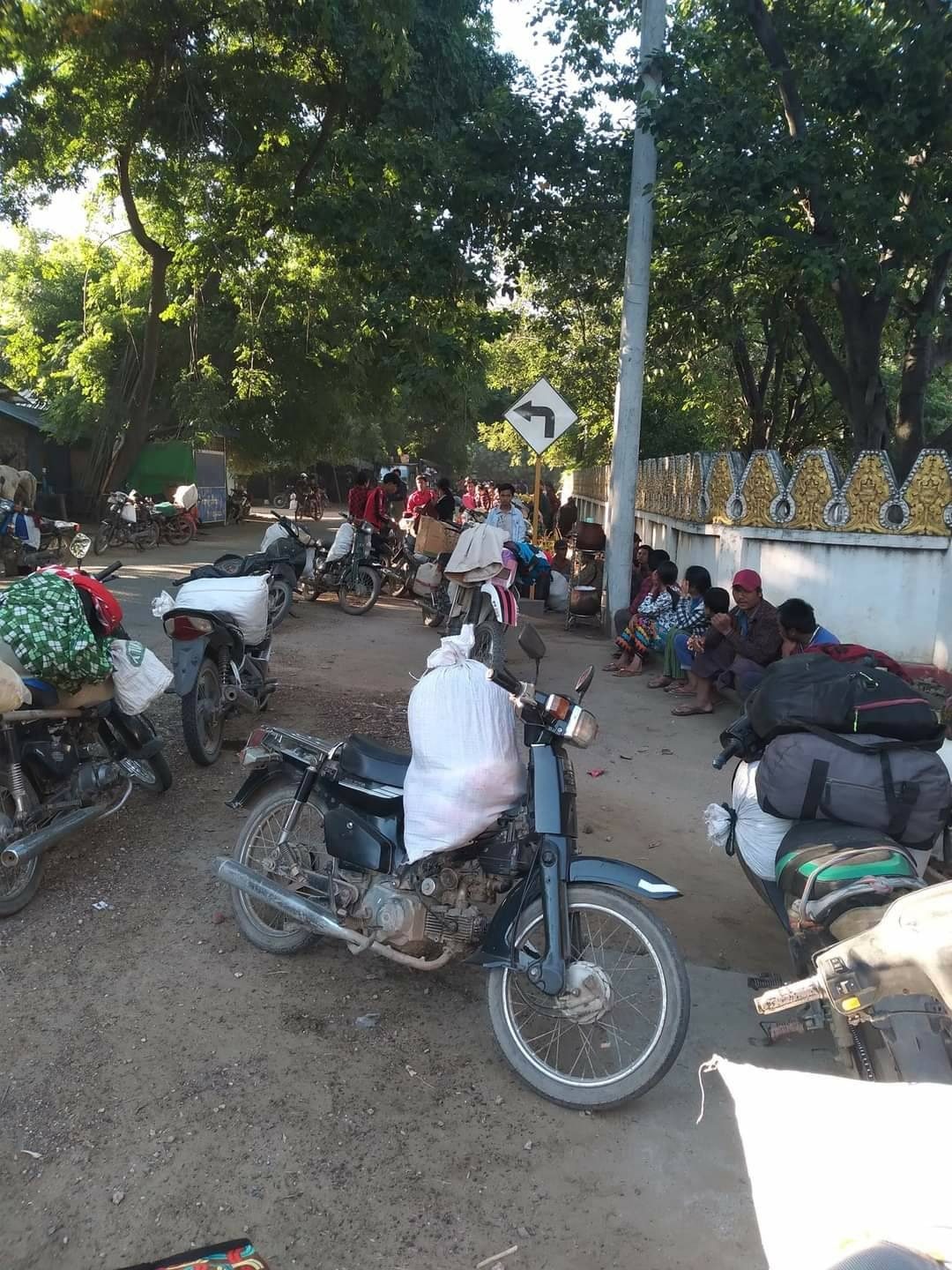စစ်ဘေးရှောင်နေရသော မြောင်နယ်ဒေသခံများအား တွေ့ရစဥ်၊ ဓာတ်ပုံ - CJ