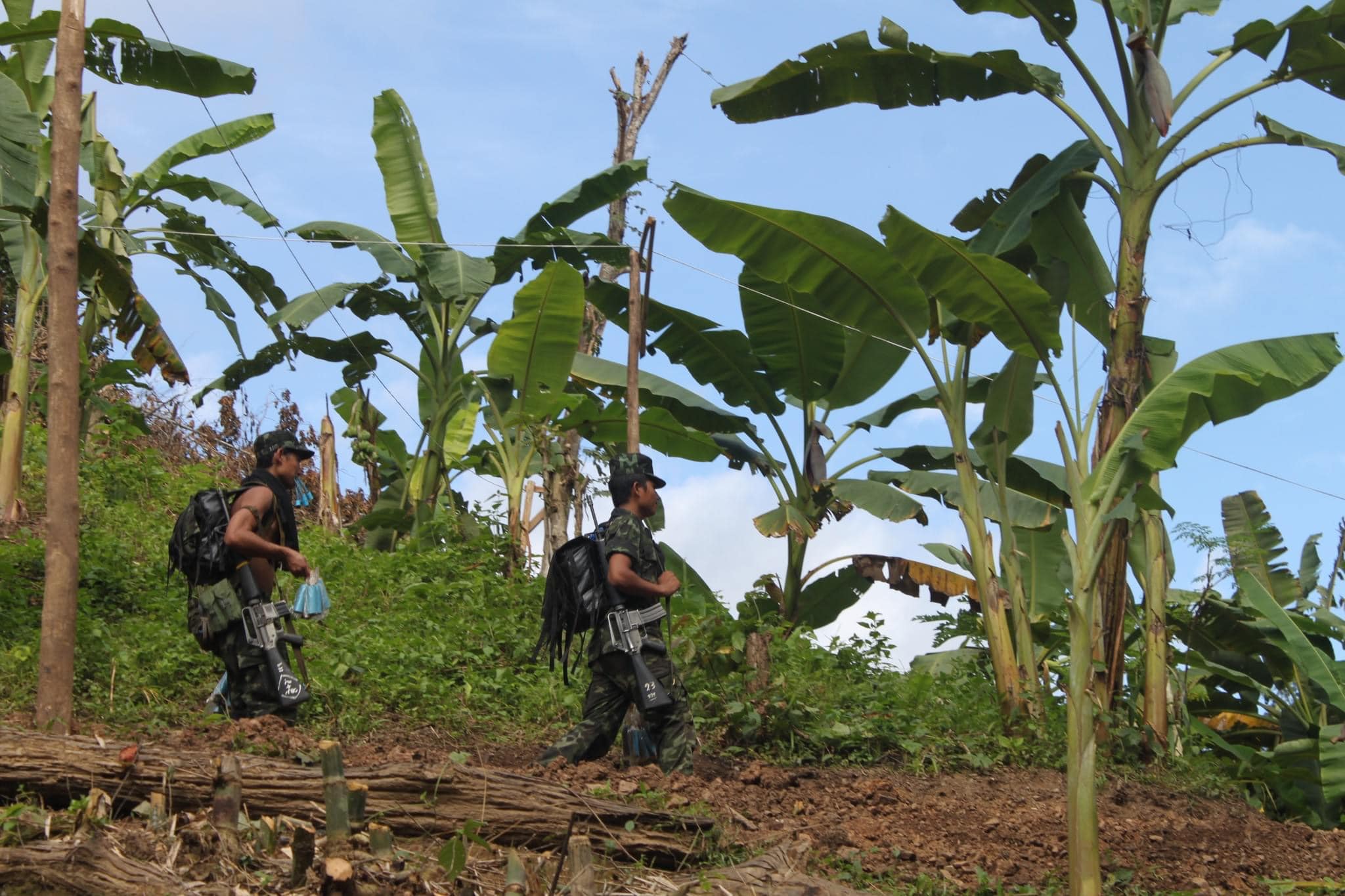 KNLA တပ်သားနှစ်ဦးအား ရှေ့တန်းတစ်နေရာ၌ တွေ့ရစဉ်၊ ဓာတ်ပုံ - Salweenpress