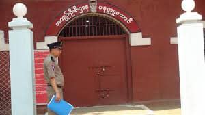 (ပခုက္ကူအကျဉ်းထောင်ရှေ့တွင် တွေ့ရသော ထောင်ဝန်ထမ်းတစ်ဦး၊ ပုံအဟောင်းကို အသုံးပြုထားပါသည်)