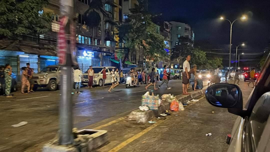 (ရန်ကုန်မြို့ ဦးချစ်မောင်လမ်းပေါ်တွင် တန်ဆောင်မုန်း လပြည့်နေ့ ပံ့သကူကောက်နေကြသည့် မြင်ကွင်းများ Photo / AAMIJ)