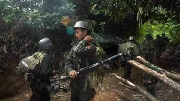 (KIA တပ်မှ ရဲဘော်များနှင့် တိုက်ပွဲဖြစ်ပွားရာ နေရာအား တွေ့ရစဉ်)
