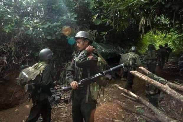 (KIA တပ်မှ ရဲဘော်များနှင့် တိုက်ပွဲဖြစ်ပွားရာ နေရာအား တွေ့ရစဉ်)