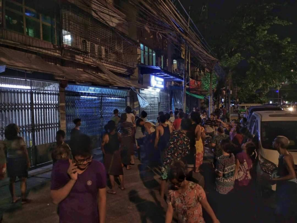 (ရန်ကုန်မြို့ ဦးချစ်မောင်လမ်းပေါ်တွင် တန်ဆောင်မုန်း လပြည့်နေ့ ပံ့သကူကောက်နေကြသည့် မြင်ကွင်းများ Photo / AAMIJ)