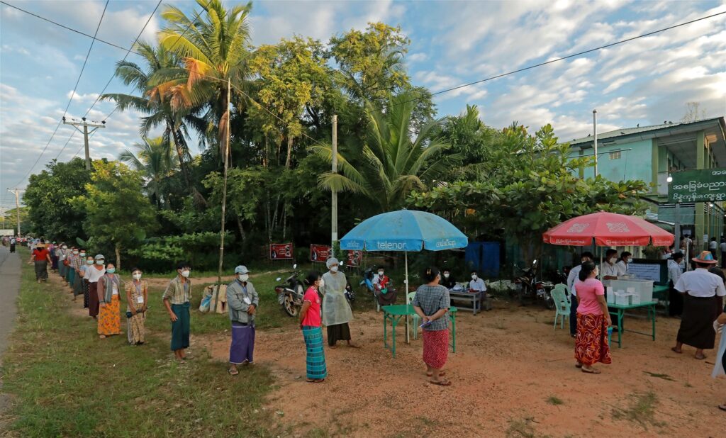 (ပြီးခဲ့သည့် ၂၀၂၀ရွေးကောက်ပွဲတွင် မဲပေးရန် တန်းစီစောင့်ဆိုင်းနေကြသော ပြည်သူများ)