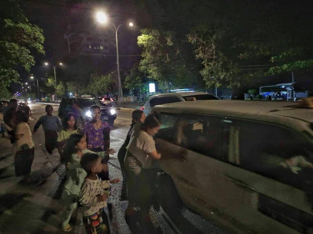 (ရန်ကုန်မြို့ ဦးချစ်မောင်လမ်းပေါ်တွင် တန်ဆောင်မုန်း လပြည့်နေ့ ပံ့သကူကောက်နေကြသည့် မြင်ကွင်းများ Photo / AAMIJ)