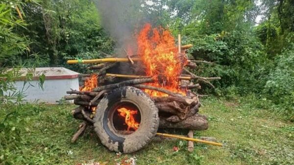 ကျဆုံးရဲဘော်၏ နာရေးအား တွေ့ရစဥ်၊ ဓာတ်ပုံ-TPC -Taze People's Comrades
