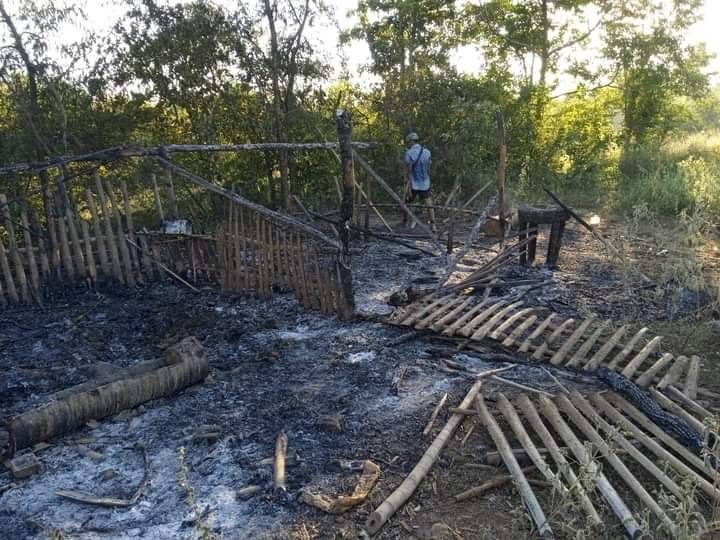 စစ်ကောင်စီတပ် မီးရှို့ဖျက်ဆီးသွားသည့် အုပ်ရှစ်ကုန်းရွာရှိ ကြက်ခြံအပါအဝင် မွေးမြူရေးခြံများ၊ ဓာတ်ပုံ- အရာတော်ပို့စ်
