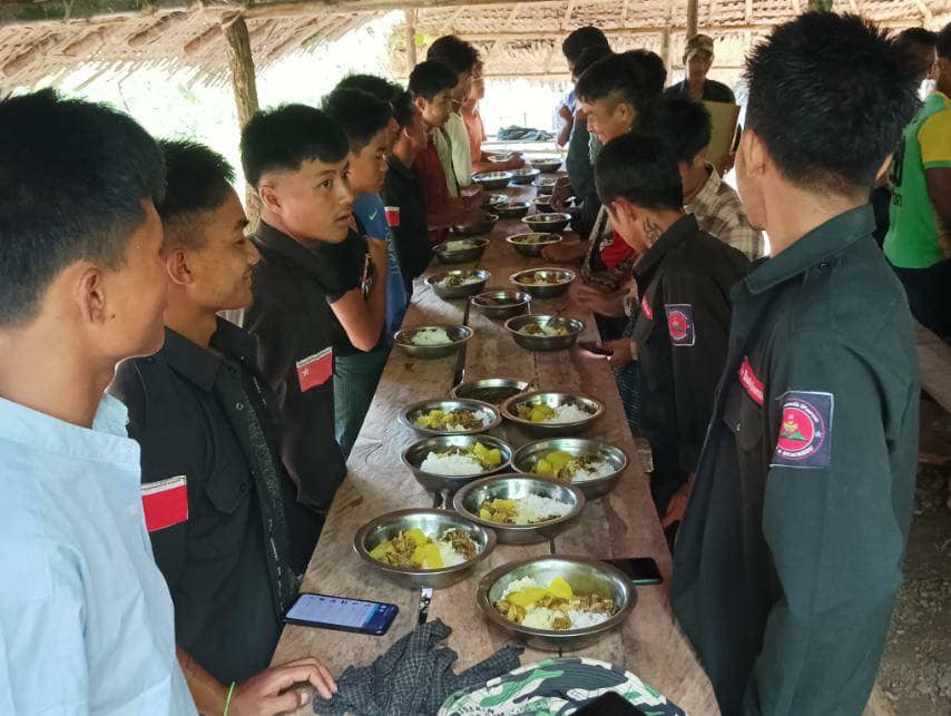 (ယောဒေသမှ ပြည်သူ့ကာကွယ်ရေးအဖွဲ့ The Youth Force (Saw&Kyaukhtu)မှ ရဲဘော်များအား တွေ့ရစဉ်)