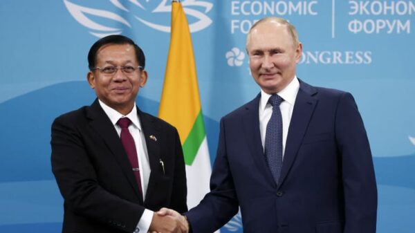 (ရုရှားသမ္မတ ပူတင်နဲ့ အာဏာသိမ်း​ခေါင်း​ဆောင်မင်း​အောင်လှိုင်။ ဓါတ်ပုံ-Sputnik)