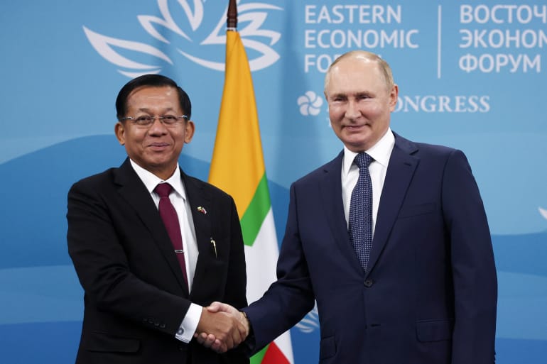(ရုရှားသမ္မတ ပူတင်နဲ့ အာဏာသိမ်း​ခေါင်း​ဆောင်မင်း​အောင်လှိုင်။ ဓါတ်ပုံ-Sputnik)