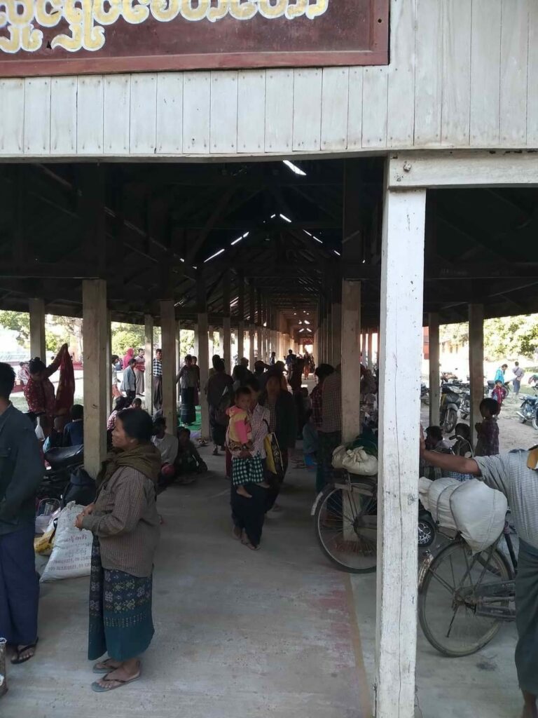 စစ်ဘေးရှောင်နေရသော မြောင်နယ်ဒေသခံများအား တွေ့ရစဥ်၊ ဓာတ်ပုံ - CJ