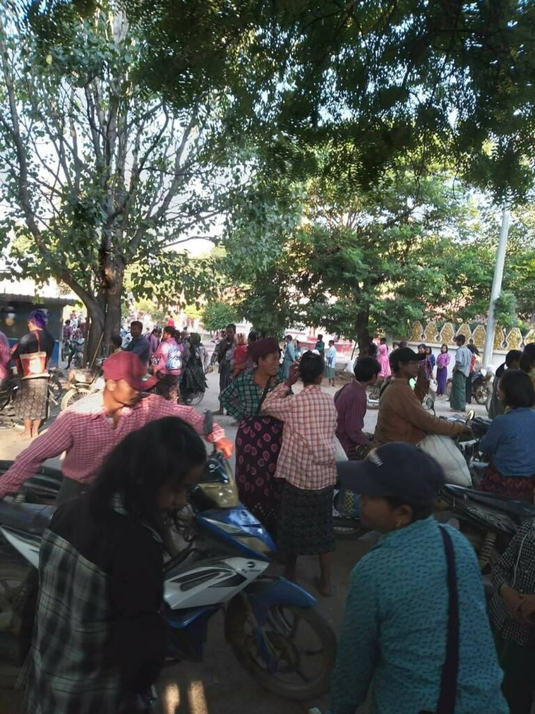 စစ်ဘေးရှောင်နေရသော မြောင်နယ်ဒေသခံများအား တွေ့ရစဥ်၊ ဓာတ်ပုံ - CJ
