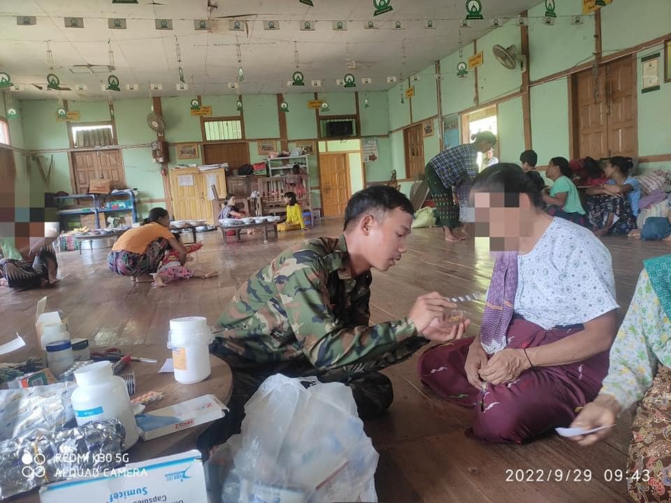 ထီးလင်း PDF ဆေးအဖွဲ့က စစ်ရှောင်များအား ဒုတိယအကြိမ် ကျန်းမာရေးစောင့်ရှောက်မှုပေးနေစဉ်၊ ဓာတ်ပုံ - ထီးလင်း PDF