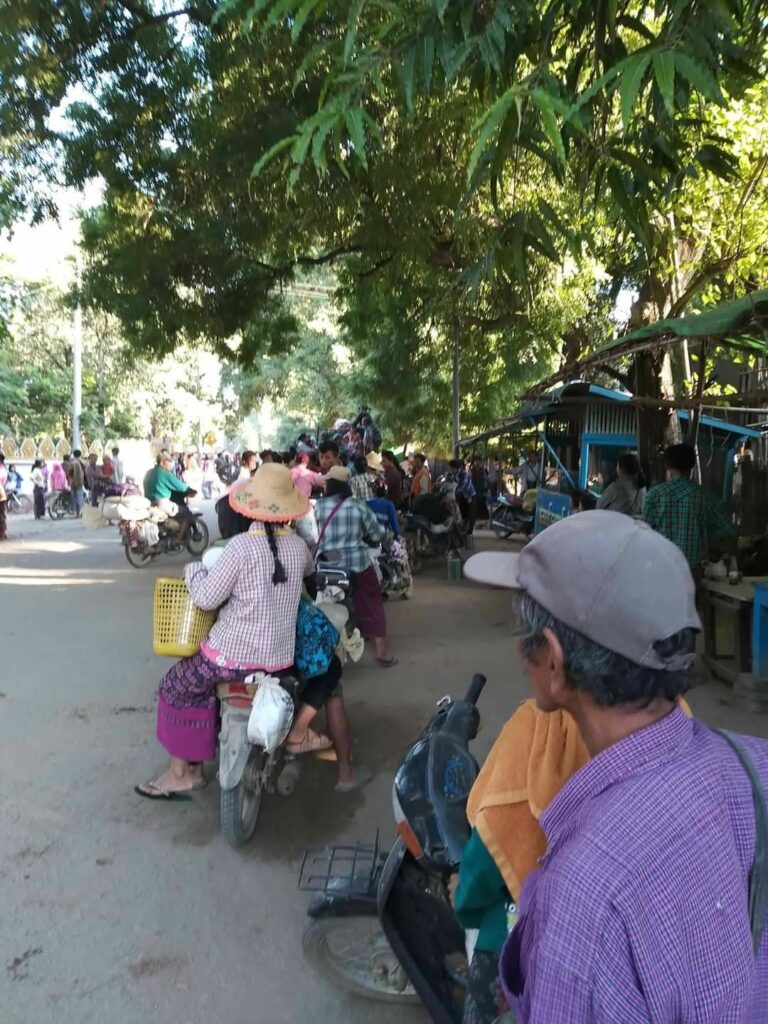 စစ်ဘေးရှောင်နေရသော မြောင်နယ်ဒေသခံများအား တွေ့ရစဥ်၊ ဓာတ်ပုံ - CJ