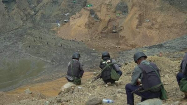 (ဖားကန့်ဒေသ ကျောက်မှော်တစ်နေရာတွင် တွေ့ရသော ရဲများ၊ဓာတ်ပုံ - CJ)