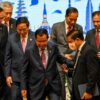 (က​​မ္ဘောဒီးယားနိုင်ငံမှာကျင်းပခဲ့တဲ့အာဆီယံထိပ်သီးအစည်းအ​ဝေးတက်​ရောက်ခဲ့တဲ့ အာဆီယံ​ခေါင်း​ဆောင်အချို့။ ဓါတ်ပုံ-AFP)