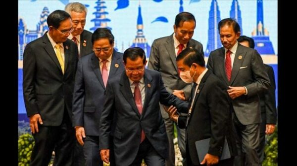 (က​​မ္ဘောဒီးယားနိုင်ငံမှာကျင်းပခဲ့တဲ့အာဆီယံထိပ်သီးအစည်းအ​ဝေးတက်​ရောက်ခဲ့တဲ့ အာဆီယံ​ခေါင်း​ဆောင်အချို့။ ဓါတ်ပုံ-AFP)