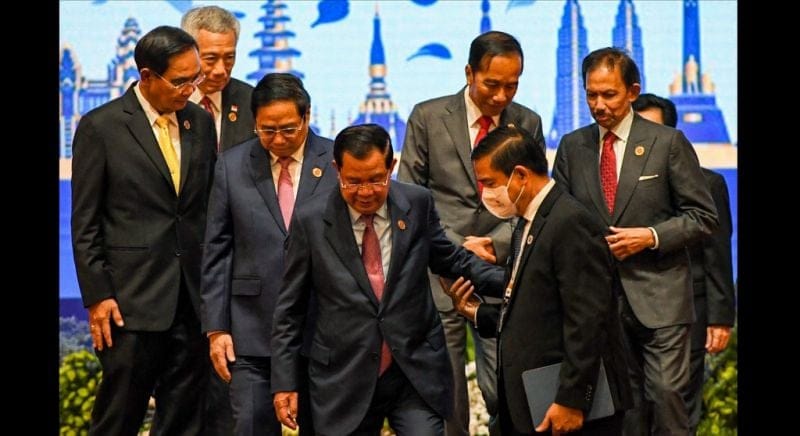 (က​​မ္ဘောဒီးယားနိုင်ငံမှာကျင်းပခဲ့တဲ့အာဆီယံထိပ်သီးအစည်းအ​ဝေးတက်​ရောက်ခဲ့တဲ့ အာဆီယံ​ခေါင်း​ဆောင်အချို့။ ဓါတ်ပုံ-AFP)